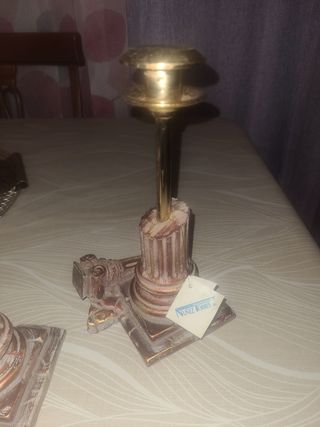 Candelabros dorados estilo columna