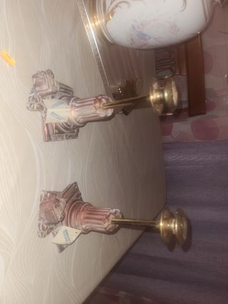 Candelabros dorados estilo columna