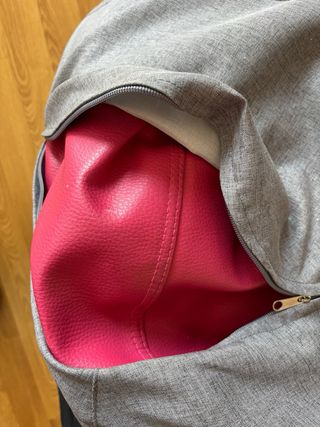 Puff gris con interior rosa