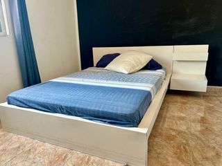 Cama MALM Ikea blanca con mesa de noche 