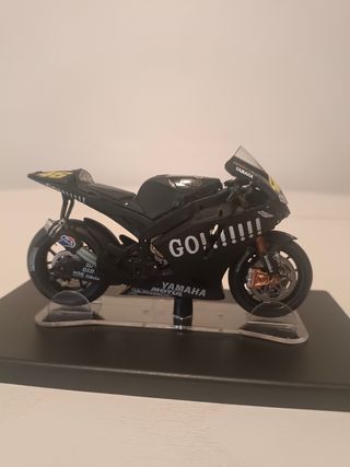 MotoGP Yamaha YZR-M1 46 Valentino Rossi test 2005