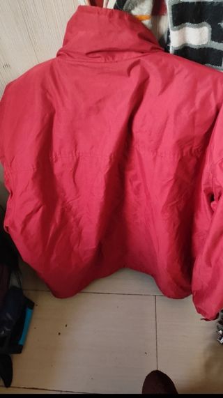Cazadora negra y otra roja