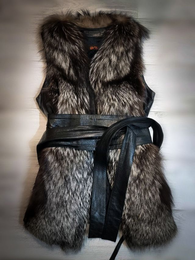 chaleco de piel con cinturón