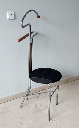 Galán de noche con silla - metal y madera