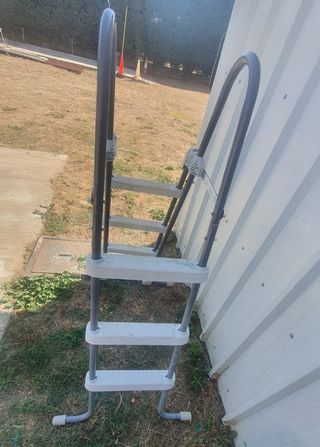 Escalera piscina - gris y blanca