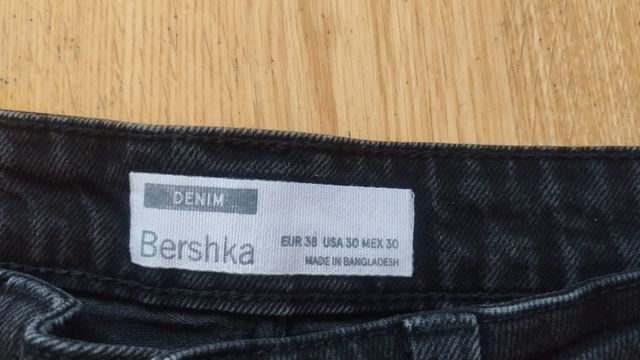 Shorts in denim nero con strappi