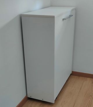 Cama plegable blanca prácticamente nueva