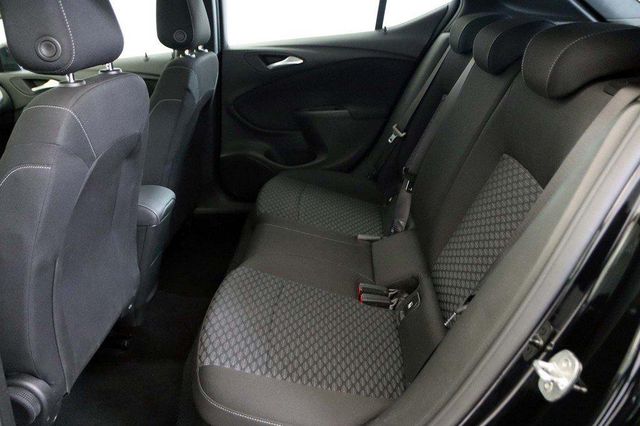 Opel Astra 1.2T SHL 81KW EDITION 5P