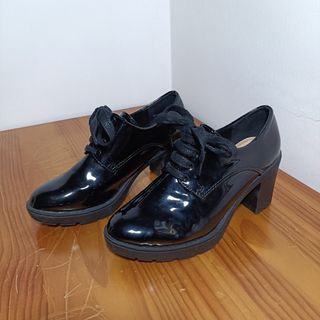 Zapatos tacón charol negros