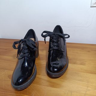 Zapatos tacón charol negros