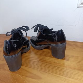 Zapatos tacón charol negros