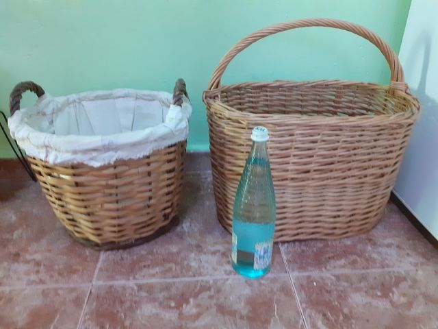 2 cestos grandes de mimbre.