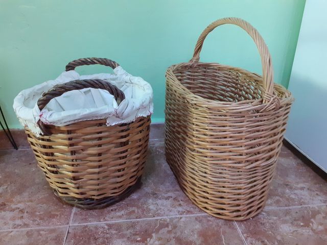 2 cestos grandes de mimbre.