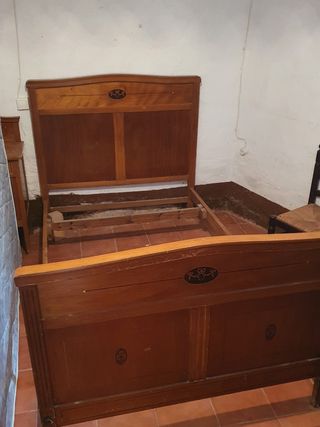 Cama antigua de madera para restaurar
Mesita opta.