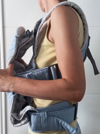 Mochila portabebé marca BABYBJÖRN.