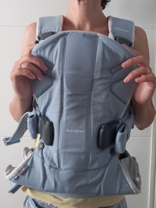 Mochila portabebé marca BABYBJÖRN.