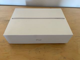 iPad: caja y enchufe nuevos