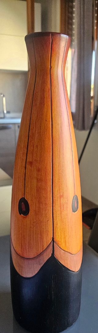 Vaso decorativo forma allungata verso l.alto