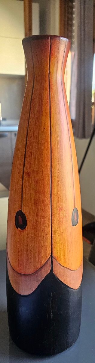 Vaso decorativo forma allungata verso l.alto