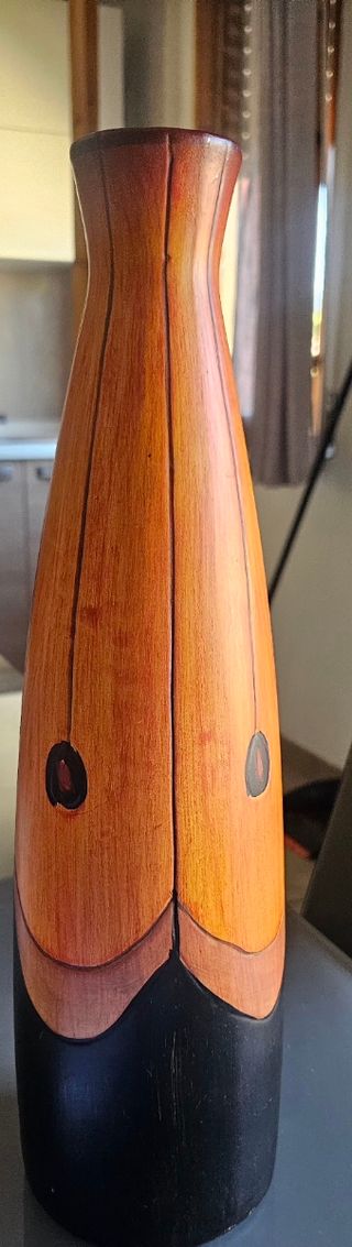 Vaso decorativo forma allungata verso l.alto