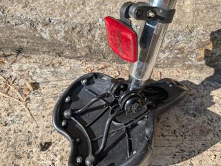 Tija de acero con asiento cómodo.