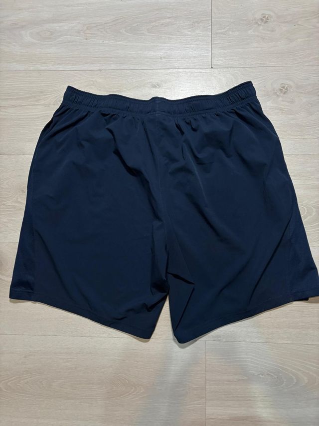 Shorts Under Armour azul oscuro y gris