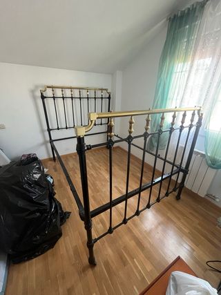 Cama matrimonio forja negra y dorada