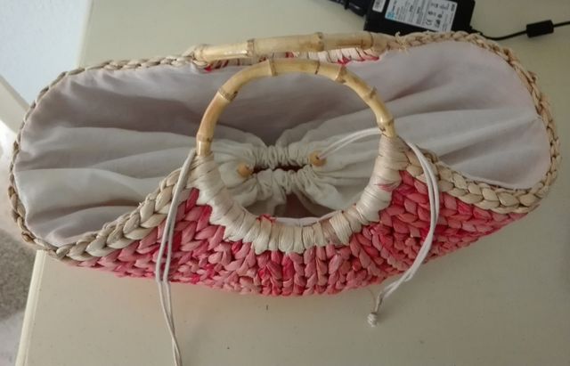 Bolso de rafia.