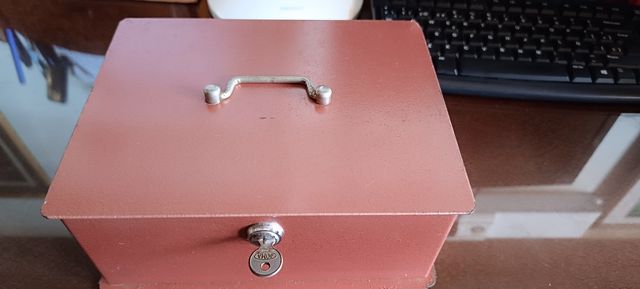 Caja fuerte vintage rosa grande con llave