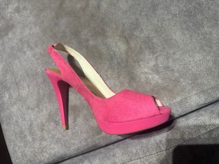 Sandalias tacón rosa nuevas.