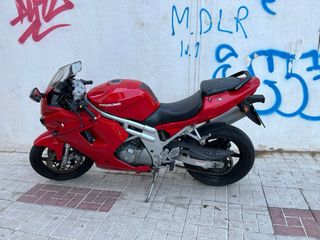 Hyosung GT650R roja