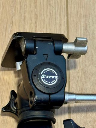Trípode STIT2, Made in Japan.