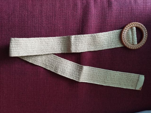 Cinturón elástico beige con hebilla