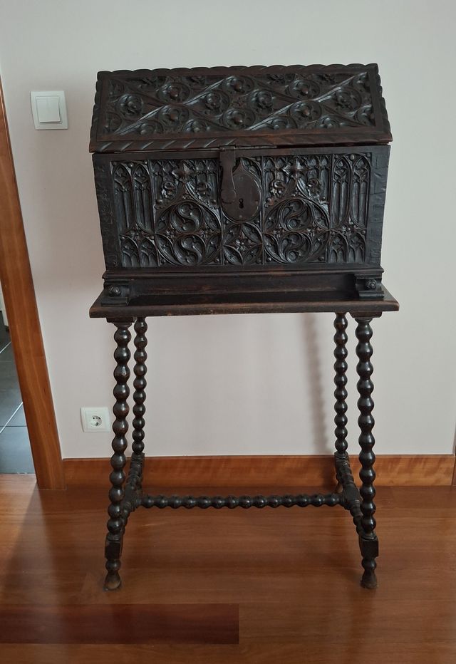 Bargueño antiguo de madera tallada