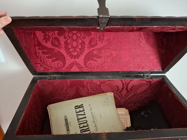 Bargueño antiguo de madera tallada