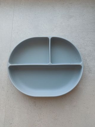 Platos y cubiertos bebé silicona + regalo.