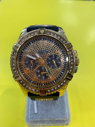 Reloj Guess dorado con pedrería