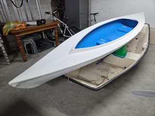 Kayak de fibra blanco y azul