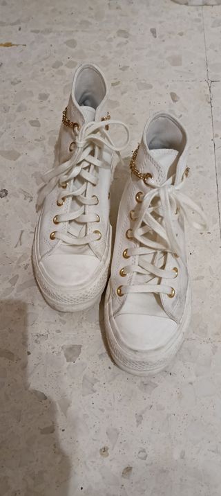 Converse blancas con cadena