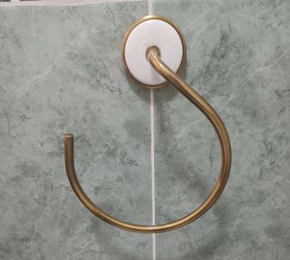 Conjunto para baño en cerámica y bronce. 6 piezas