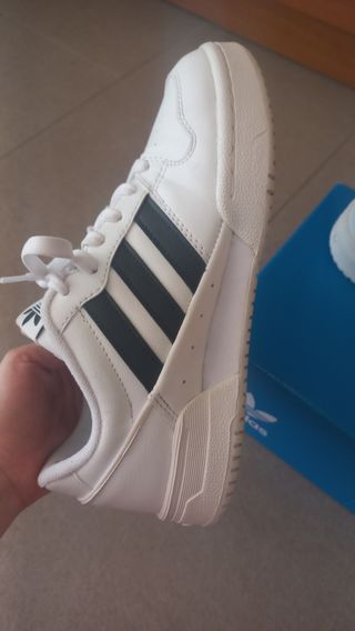 Zapatillas Adidas Team Court 2 blancas, talla 37