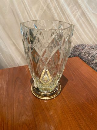 Jarrón cristal tallado pie metal plata