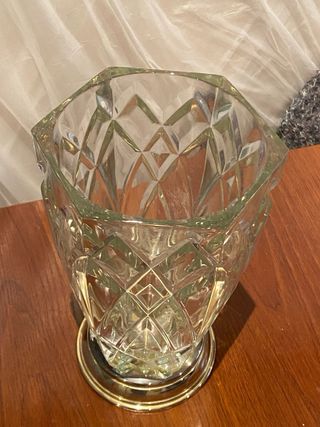 Jarrón cristal tallado pie metal plata