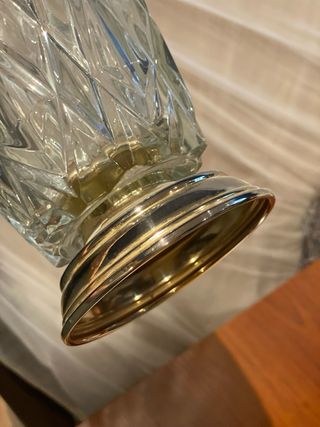 Jarrón cristal tallado pie metal plata