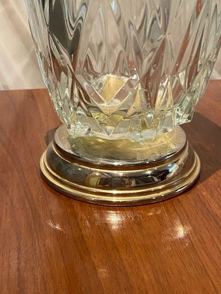 Jarrón cristal tallado pie metal plata