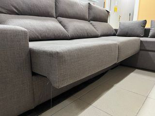 Sofá chaise longue gris con arcón