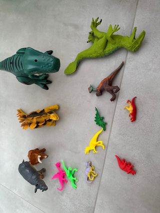 Lote de dinosaurios de juguete