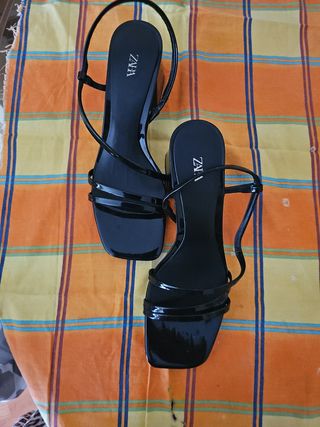 Sandalias Zara negras tacón bajo