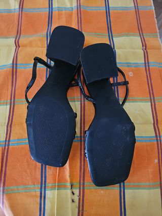 Sandalias Zara negras tacón bajo