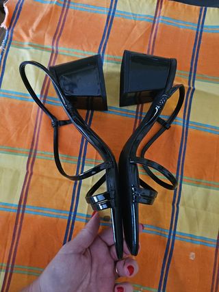 Sandalias Zara negras tacón bajo